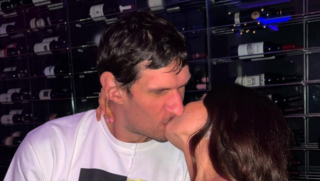 OPASNO DOBRA Bobijeva žena se skinula, "grmi" u skupocenom kupaćem (FOTO)