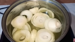 ČAJ OD CRNOG LUKA PROTIV KAŠLJA: Čisti pluća za tri dana, za prijatan ukus ubacite ovu voćku i pićete ga kao sok