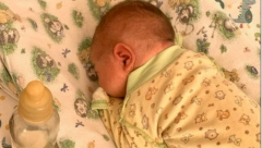 OSTAVILI BEBU U KUTIJI ZA JAJA NA -20 Tinejžeri na Božić pronašli devojčicu, evo u kakvom je stanju! (VIDEO)