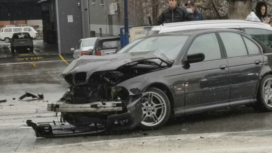Led izazvao udes kod čajetinskog tunela: Direktan sudar putničkog i kombi vozila