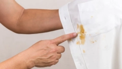 Nikada se ne bi setili: Sve fleke sa odeće skida 1 sredstvo, svi ga imamo u kući