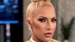 KAO NA PLAŽI Jovana Jeremić pokazala gola leđa, minić nikad kraći!