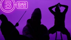 NOVA 3 UČESNIKA ULAZE U BAR I BORE SE ZA 30.000 €! Toliko je dobra riba da će za njom muškarci balaviti, a jezikom će sve dovoditi do ludila!