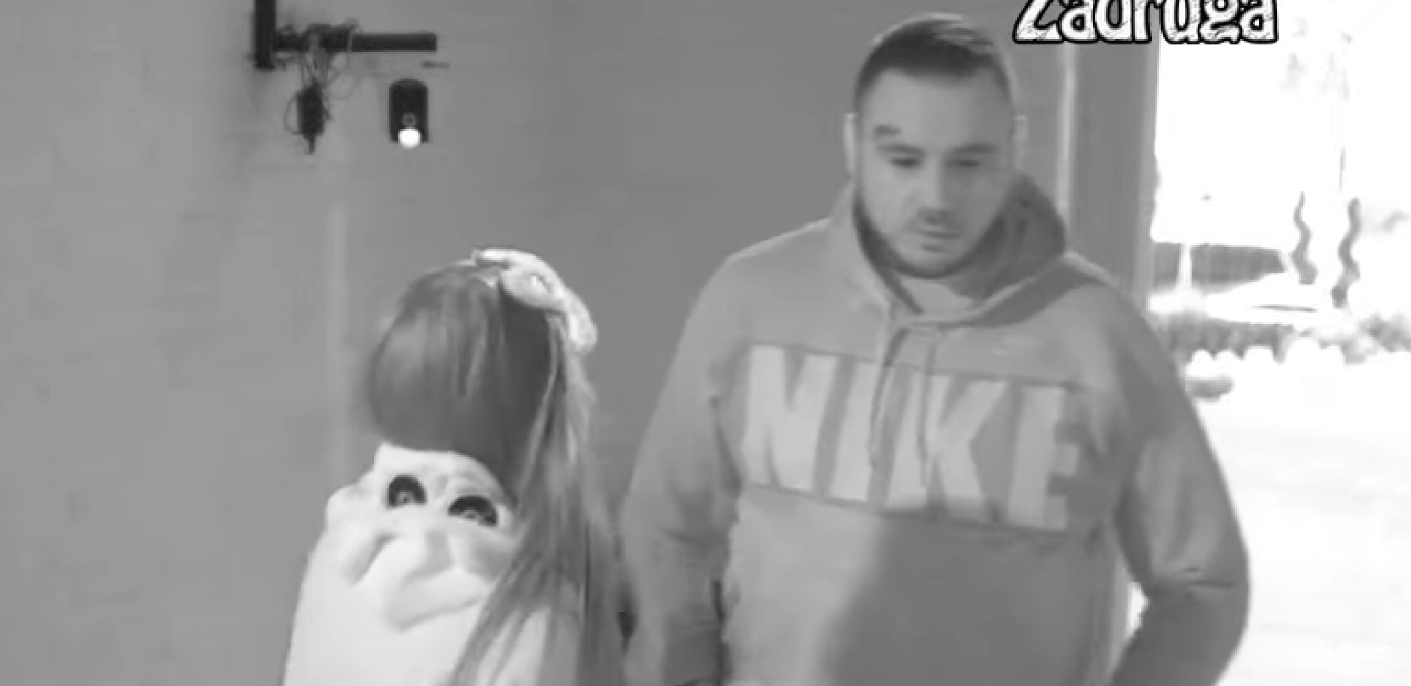 KAMERA ZABELEŽILA SVE! Posebni uslovi za Dalilu i Cara, član produkcije ušao u izolaciju i uneo im ovo! (VIDEO)