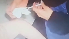 UHVAĆENA U PREVARI! Medicinska sestra se pravila da vakciniše antivaksere, pa špric praznila u maramicu (VIDEO)