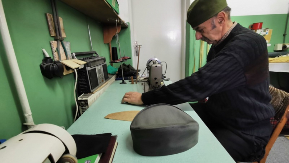 KO NAKRIVI ŠAJKAČU, ZNA SE DA JE ŠLJIVA DOBRO RODILA Radojica više od pola veka uz pesmu šije najčuvenije srpske kape (FOTO)