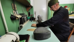 KO NAKRIVI ŠAJKAČU, ZNA SE DA JE ŠLJIVA DOBRO RODILA Radojica više od pola veka uz pesmu šije najčuvenije srpske kape (FOTO)