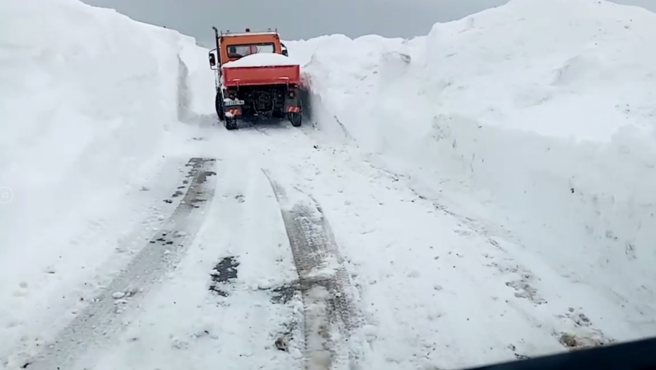 VOZAČI, OPREZ! Putari iz Ivanjice imaju pune ruke posla: Golija zavejana, SNEŽNI NANOSI viši od kamiona!