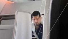 UHVAĆEN NA DELU Nikad ne biste pogodili šta je Novak čitao u avionu