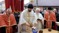SVE O BOGOJAVLJENSKOJ VODICI Šta leči, kada se pije i gde smemo da prospemo svetu vodu od prošle godine?