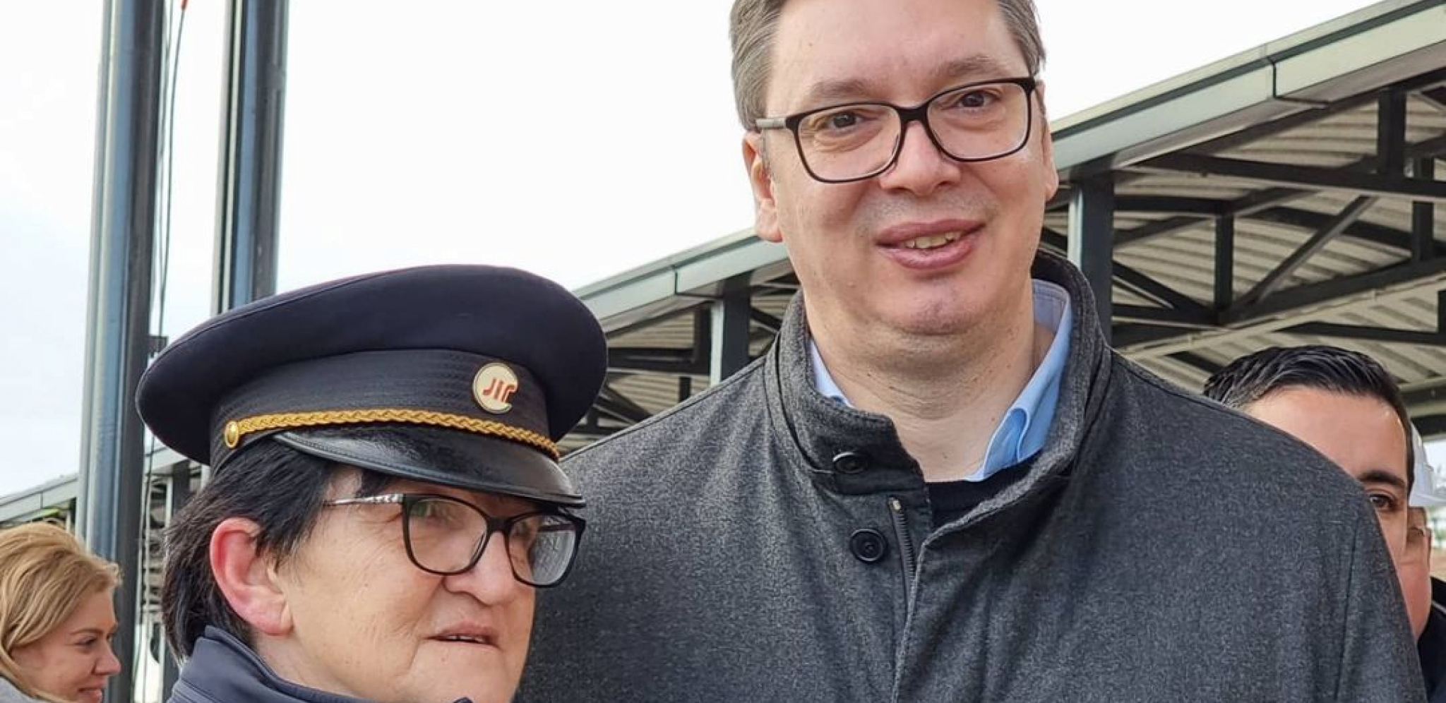 PREDSEDNIK VUČIĆ IZNENADA POSETIO ŽELEZNIČKU STANICU U INĐIJI Radnici oduševljeni, a  posebnu čast je imala Đurđica Zagorac