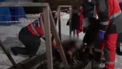 OPŠTI HAOS NA BOGOJAVLJENJU Ruskinja na MINUS 26 na silu uronila sina u vodu, on vrištao, kamera sve snimila (VIDEO)