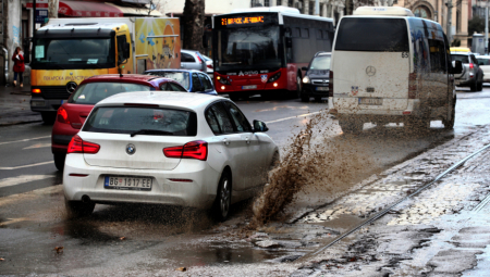 AMSS IZDAO UPOZORENJE: Oprez u vožnji zbog nestabilnog vremena