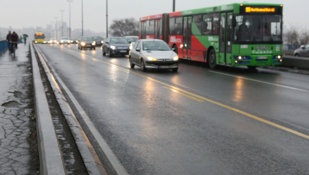 OPREZ ZBOG MAGLE I POLEDICE Saobraćaj umerenog intenziteta