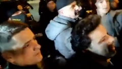 HAOS U PODGORICI Razočarani građani skandiraju "IZDAJA" Dritanu Abazoviću ispred RTCG (VIDEO)