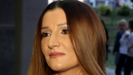 "DRŽALA JE METLU I PRETILA MI" Mira Škorić progovorila o odrastanju, pa otkrila kako je vaspitala ćerku