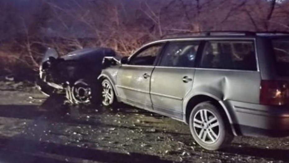 U NESREĆI KOD SREMSKIH KARLOVACA POVREĐENI ŽENA I DETE Vozač krivac pobegao i to peške! (FOTO)