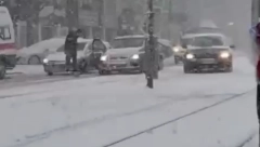 AUTOMOBIL NALETEO NA PARKIRANO VOZILO Teška saobraćajna nesreća u Lazarevcu, ima poginulih