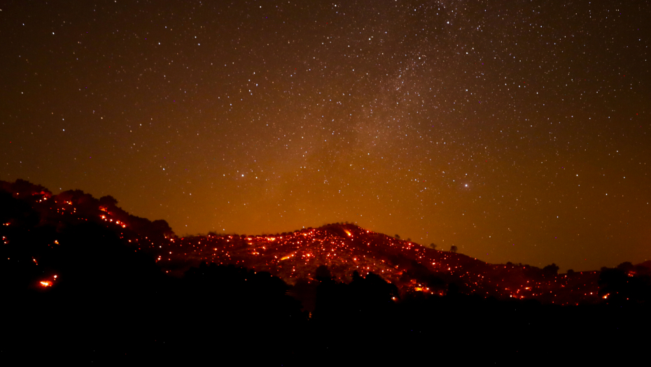 KLIMATSKE PROMENE I VISOKE TEMPERATURE  Delovima zapadne Grčke prete požari