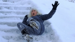 SRBIJA OKOVANA LEDOM, BROJ PADOVA SE UTROSTRUČIO Ortoped savetuje koja OBUĆA je najbezbednija za poledicu