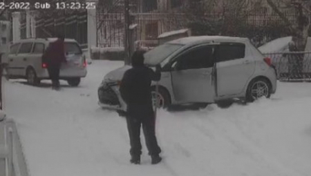 SNEŽNI ŠOK SNIMAK IZ KALUĐERICE Stravično proklizavanje automobila – za dlaku izbegnuta tragedija (FOTO/VIDEO)