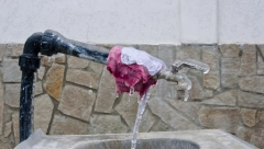 U SRBIJI PUCAJU ZALEĐENE CEVI U DOMAĆINSTVIMA: Postoje načini kako da ih odledite, to nikako nije zagrevanje!