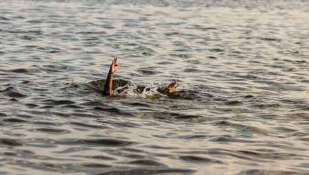 OTAC SE UTOPIO DOK SE SPASAVAO SINA Iza sebe ostavio suprugu i četvoro dece
