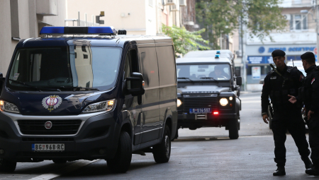 UHAPŠENI MLADI DILERI DROGE U kolima pronađen kofer sa 36 paketa (FOTO)