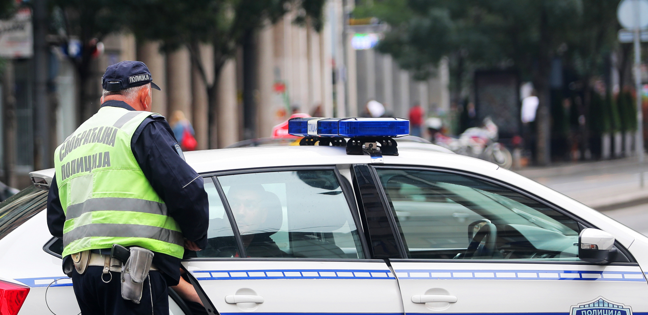 MUŠKARAC NASRNUO NA POLICAJCA Najpre prijavio da se na kolovozu nalazi nepropisno parkiran automobil, zatim i sam napravio problem