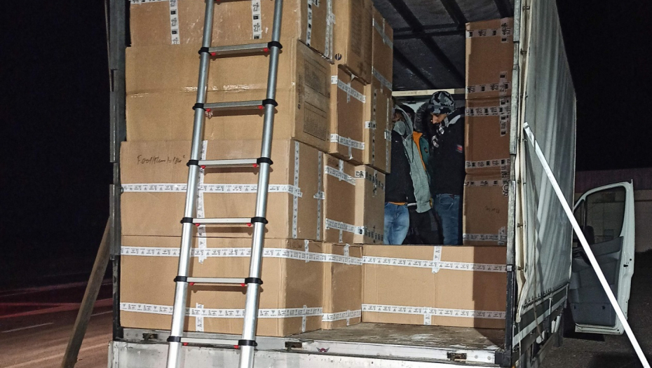 CARINICI NISU MOGLI DA VERUJU! U kamionu u kutijama našli 24 migranta (FOTO)