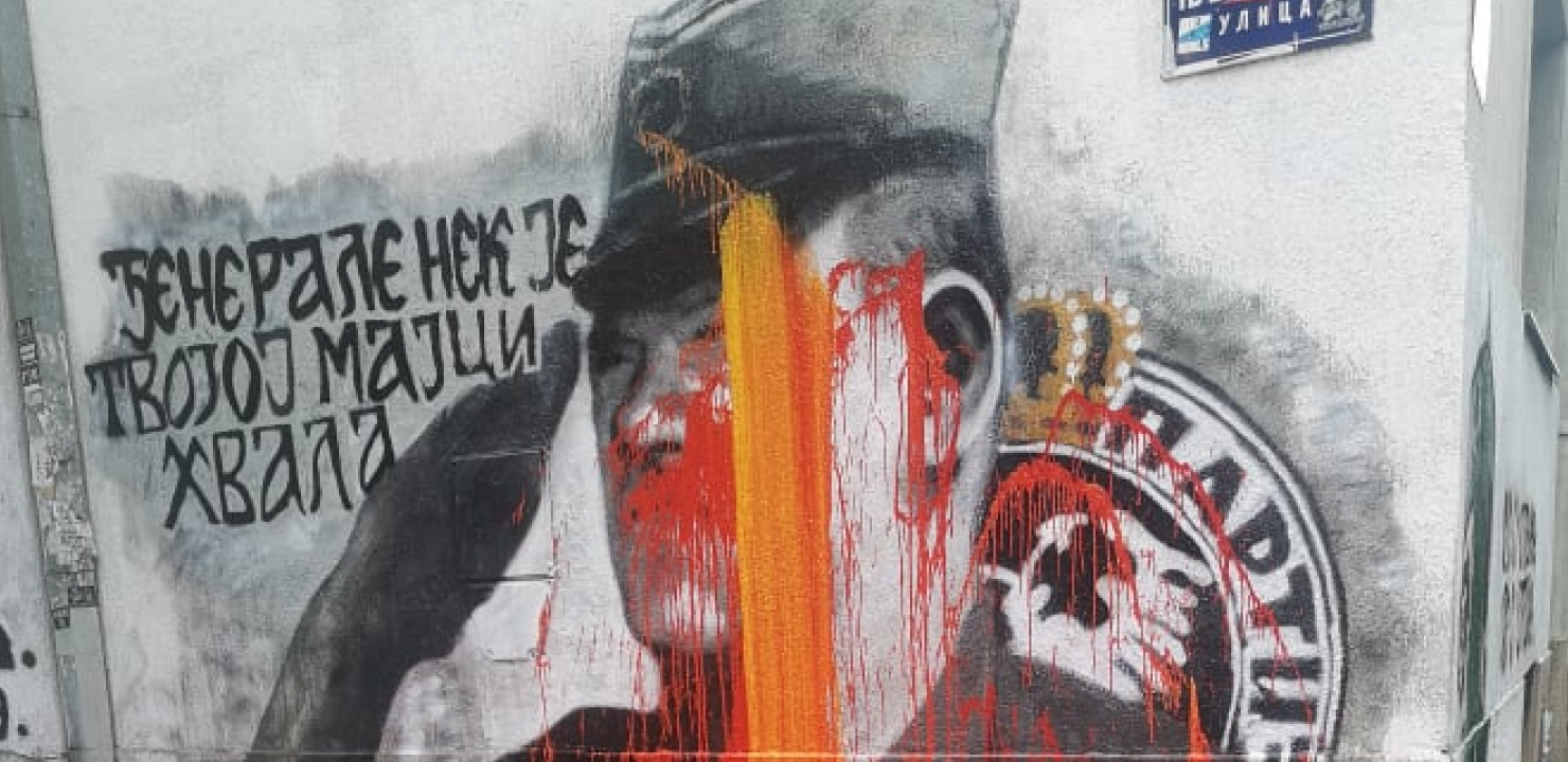PONOVO UNIŠTEN MURAL RATKU MLADIĆU Bačena crvena farba u Njegoševoj ulici (FOTO/VIDEO)