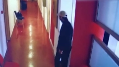 DRSKA KRAĐA U BEOGRADSKOJ OPŠTINI SNIMLJENA KAMEROM Lopov ukrao POLICIJSKU OPREMU, pa se pravio "lud" - evo kako je probao da iznese PLEN! (VIDEO)