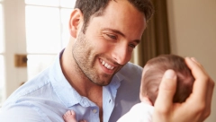 Zanimljiv običaj: Da li znate zašto se cepa majica ocu kada se rodi dete?