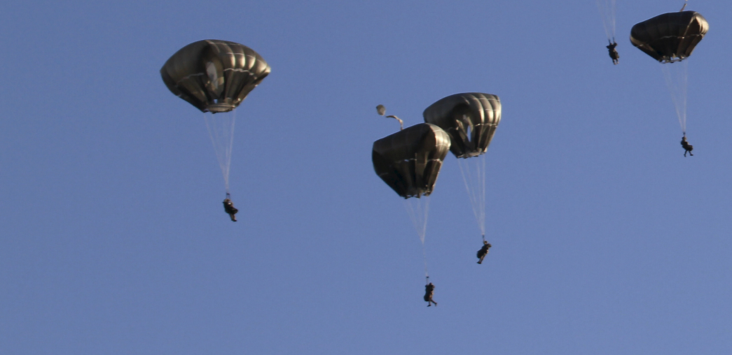 RUSIJA IZNENADA POSLALA 500 PADOBRANACA Uoči velike turske ofanzive Moskva uputila pomoć Asadu (FOTO)