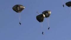 RUSIJA IZNENADA POSLALA 500 PADOBRANACA Uoči velike turske ofanzive Moskva uputila pomoć Asadu (FOTO)