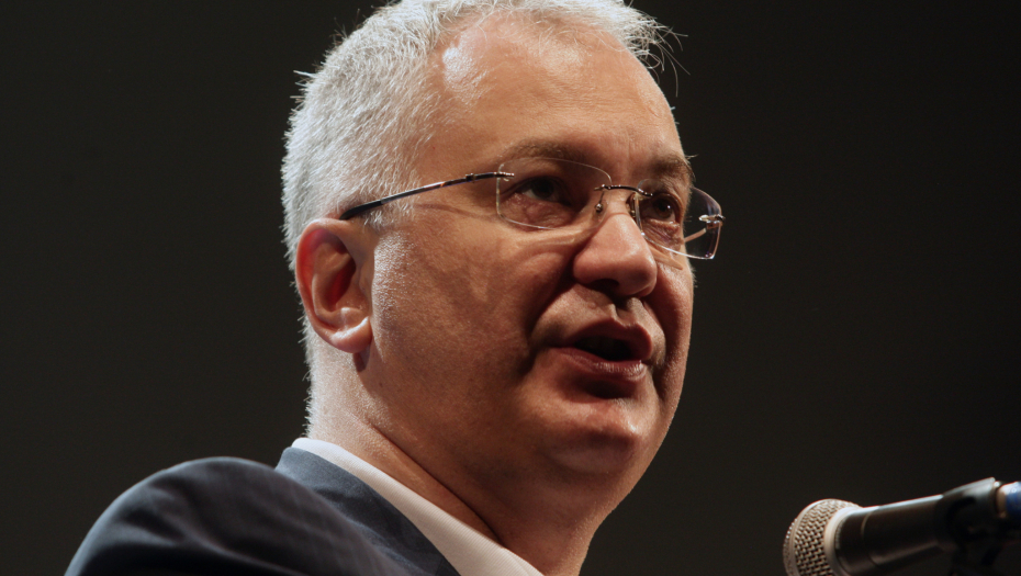 DRAGAN ŠUTANOVAC:  Za razliku od većine u srpskoj opoziciji koja oko svake teme zabija glavu u pesak i beži od odgovornosti, Dobrica ima stav!