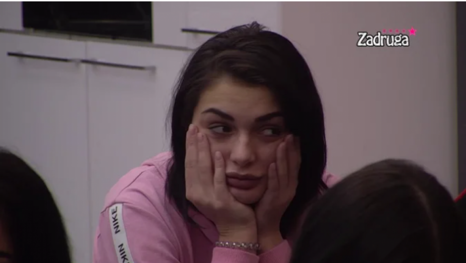 VIKI POKAZALA GOLE GRUDI! Zadrugarki sevnula bradavica, a njena rekacija je totalni hit! (VIDEO)