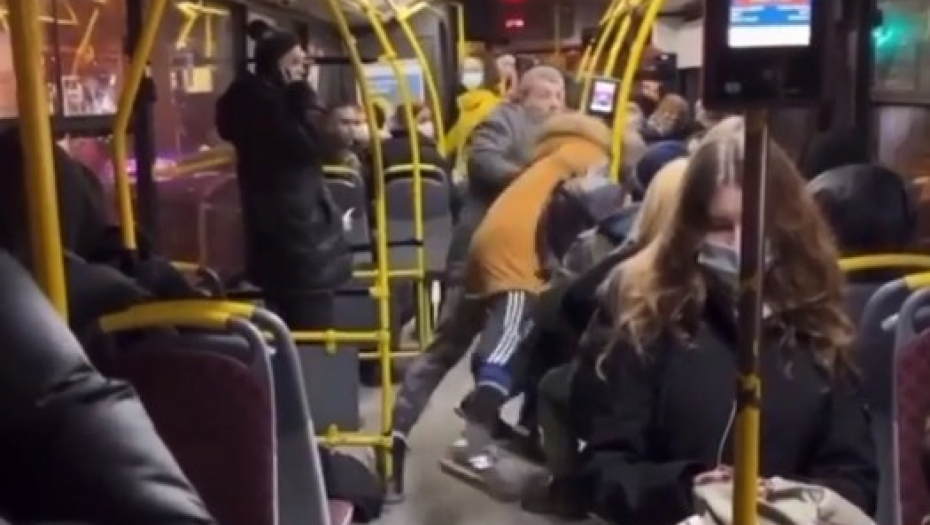 TUČA U GSP AUTOBUSU Sukob dvojice muškaraca na liniji 72 (VIDEO)