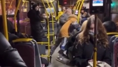 "J****U TE U USTA JA ĆU DA NAPRAVIM S****E" Leteli šamari i psovke na liniji 26 u Beogradu, gadna scena, putnica MOLILA da prestanu (VIDEO)