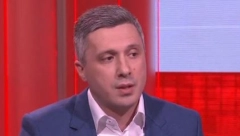 NARODE, DA LI JE OVO NORMALNO?! Boško se krevelji pored zgrade stradale u NATO bombarodvanju! (FOTO)