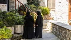 Muškarci, u nedelju ovo morate da uradite svojim ženama: Verovanje za današnji praznik nosi moćnu simboliku