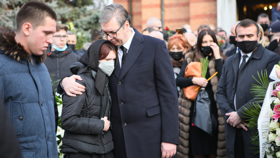 SAHRANJENA KSENIJA VUČIĆ Milica i Danilo uz oca Aleksandra primali saučešće, patrijarh Porfirije držao opelo, veliki broj ljudi ispratio novinarku na večni počinak