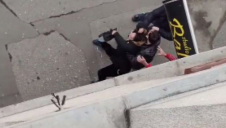 MUŠKARAC NASRED ULICE TUČE ŽENU! Jezivi snimak iz Zemuna - pogledajte kako su reagovali očevici (VIDEO)