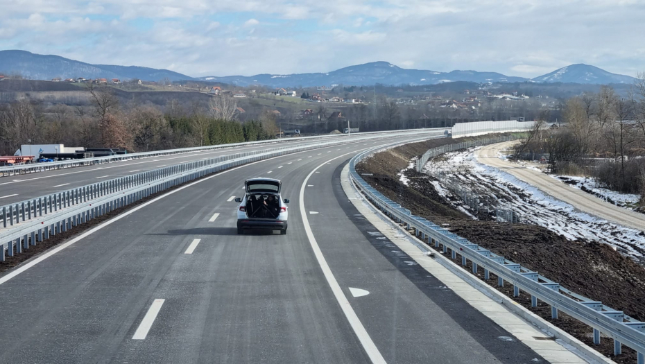 ČAČANI AUTOPUT NAZVALI "PISTA U MONCI" Za manje od 12 sati kroz naplatnu rampu u Pakovraću prošlo preko pet hiljada vozila