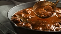 SPREMITE SRNEĆI GULAŠ PO RECEPTURI STAROG LOVCA: Meso je sočno i mekano, prste da poližete