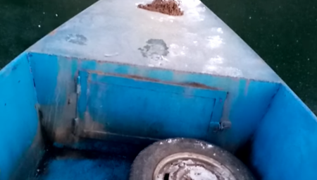 ŠOKANTAN SNIMAK IZ PRIBOJA Devojčice idu u školu preko zaleđenog jezera, majka razbija led! (VIDEO)