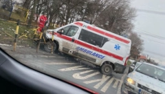 SAOBRAĆAJNA NESREĆA U ULICI VOJVODE STEPE Vozilo Hitne pomoći se zakucalo u zaštitnu ogradu!