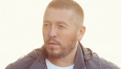 KAO DETE RAZNOSIO SAM MLEKO, BILO JE PITANJE KAKO ĆEMO PREŽIVETI Naš pevač odrastao u nemaštini, od malena je morao da zarađuje