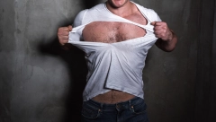 ZAŠTO SE MUŠKARCU CEPA MAJICA KADA MU SE DETE RODI? Ova tradicija traje vekovima, a retko ko zna zašto se zapravo to praktikuje