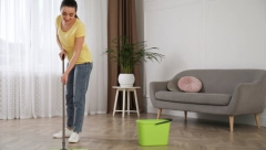 DOSADILA VAM JE SKUPA HEMIJA? Iskoristite ovu namirnicu za čišćenje poda!